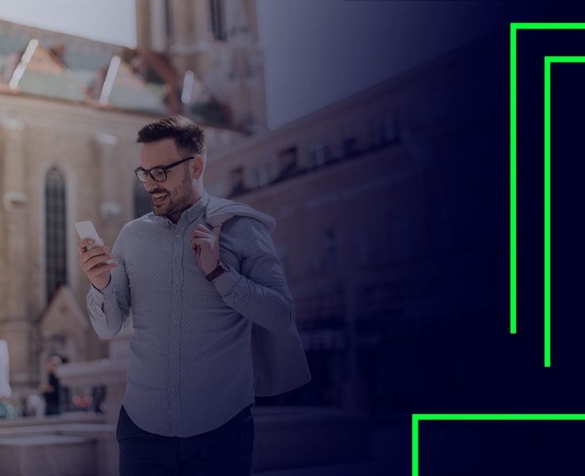 Pix internacional - foto de um brasileiro em uma cidade turística com o celular na mão