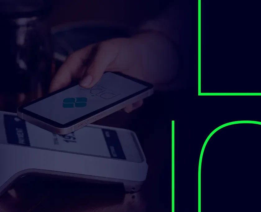 Pix por Aproximação - Foto de uma pessoa fazendo um pagamento por Pix aproximando o smartphone da maquininha de pagamento