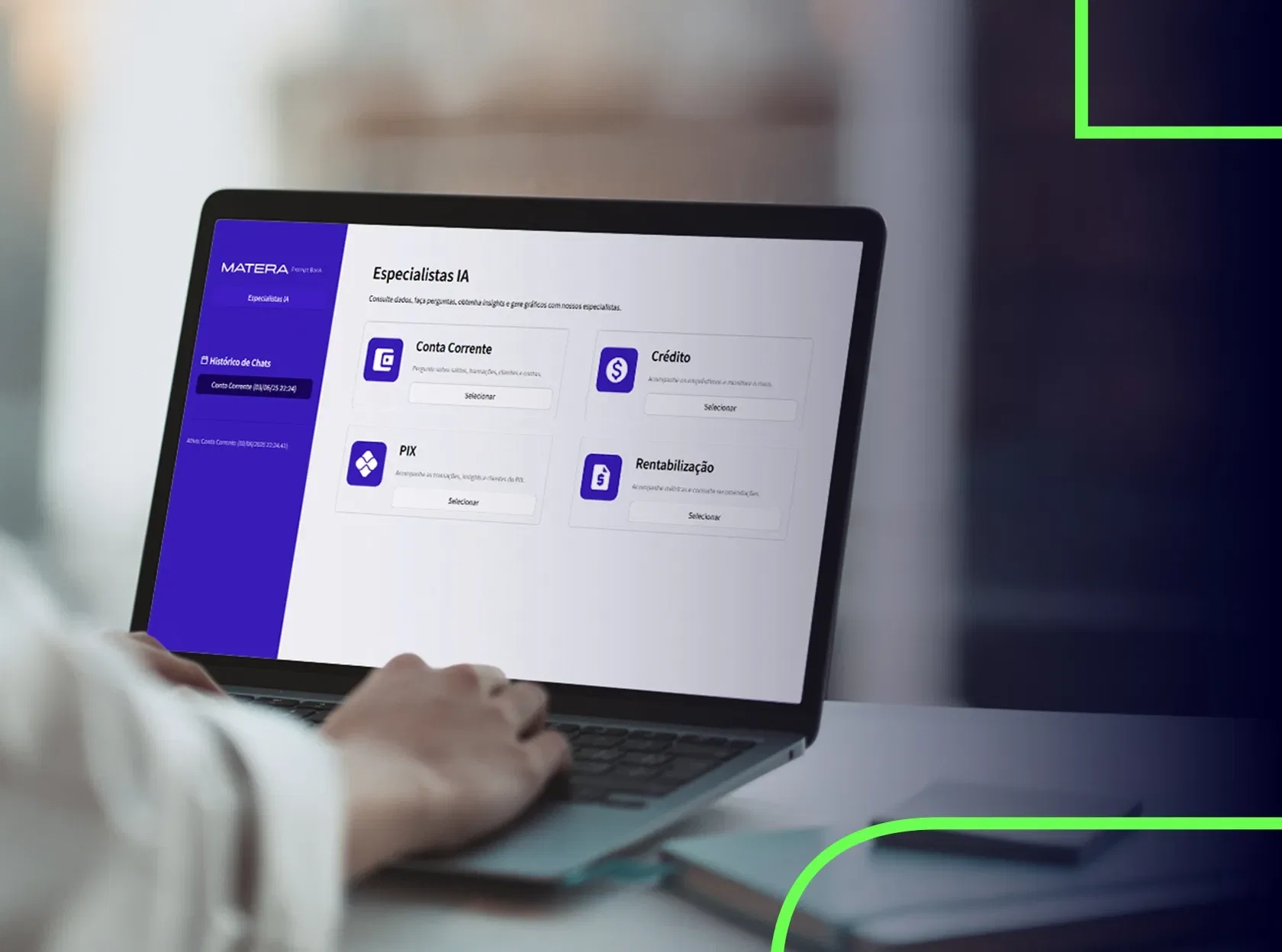 Uma pessoa está digitando em um laptop que mostra uma interface de software bancário com opções de "Conta Corrente", "Crédito", "PIX" e "Rentabilização".