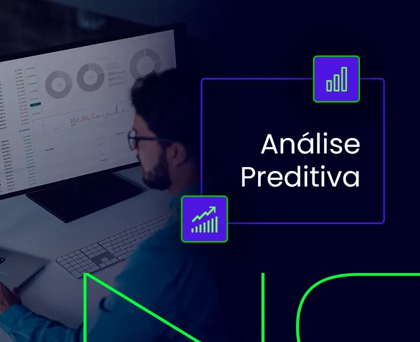 Um homem olha para um monitor de computador que exibe gráficos e dados, enquanto ao lado direito da imagem, em um retângulo roxo, as palavras "Análise Preditiva" são exibidas em branco. Há também dois ícones que representam crescimento e análise de dados